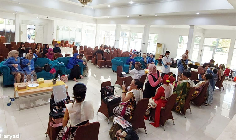 Suasana "Lomba Make Up Panggung" yang diikuti sembilan peserta - (Sumber: Arie/BJN)