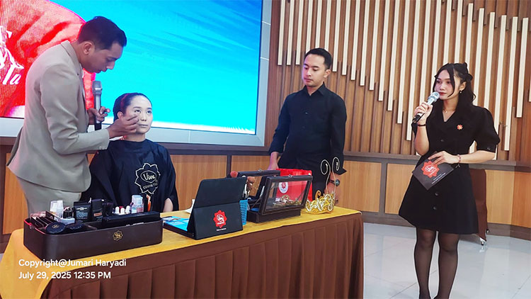 Fauzi Rahadian sedang memperagakan cara make up panggung dengan menggunakan produk dari Viva Cosmetics - (Sumber: Arie/BJN)