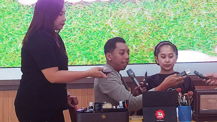 Fauzi Rahadian dibantu Tim Viva Cosmetics sedang memperagakan cara make up panggung dengan menggunakan Auliani Anwar atau akrab disapa Yuai sebagai model - (Sumber: Arie/BJN)