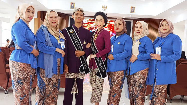 Mojang dan Jajaka Bandung Barat berpose bersama Pengurus Tiara Kusuma DPC Kab. Bandung Barat - (Sumber: Arie/BJN)