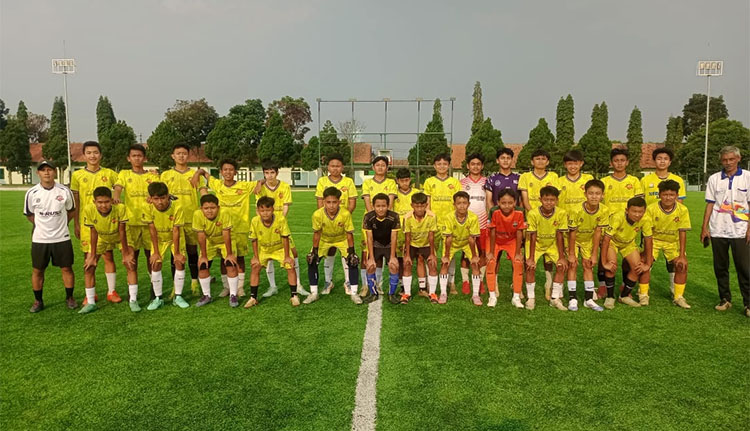 Para pemain KU-15 Cimahi United bersama pelatih siap tempur menuju Piala Suratin PSSI Jawa Barat 2025.