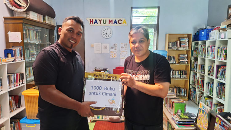 Pendongeng Doni Safari (Mang Idon) Memberikan Paket Terakhir 1000 Buku untuk Lembaga Swadaya Masyarakat Koordinat Masyarakat Pejuang Aspirasi (LSM KOMPAS) Binaan Fajar Budhi Wibowo