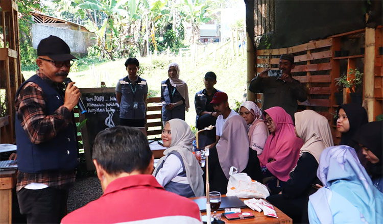Kepala Desa Gununghalu, Isep Heriyatna
