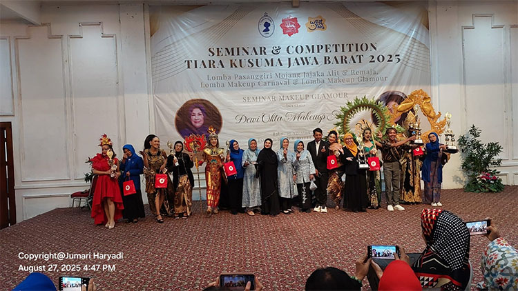 Foto bersama para pemenang lomba makeup - (Sumber: Arie/BJN)