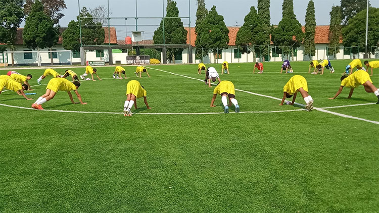 Skuad Cimahi United U-15 menjalani pemanasan intens di Lapangan Pusdikpom—kawasan yang akan menjadi arena pertempuran sesungguhnya di Piala Suratin PSSI Jawa Barat 2025.