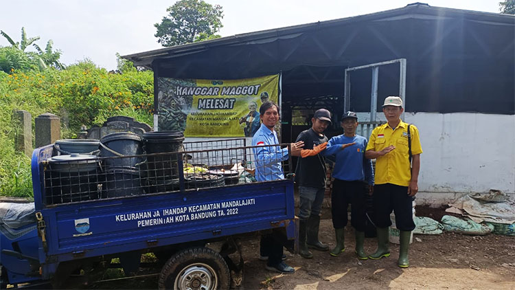 Ketua RW16 Jatihandap, Krisna Aditya bersama Tim Kompak dilokasi hanggar magot - (Sumber: Krisna)