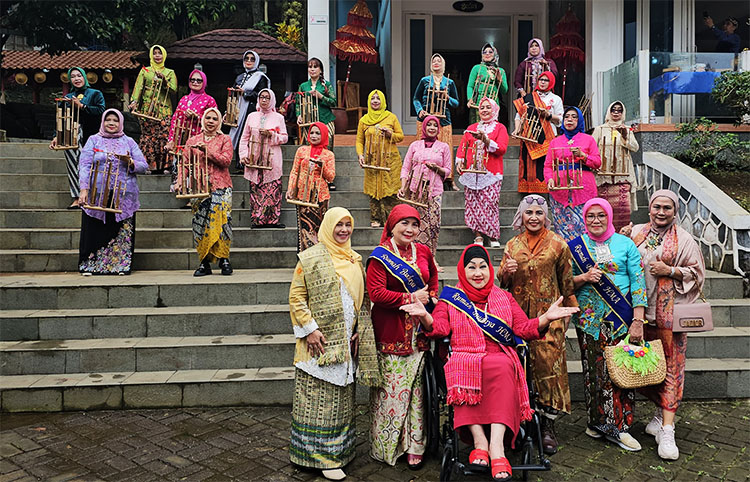 Tokoh Wanita Nasional, Dr. Dewi Motik Pramono (duduk, paling depan) berfoto bersama di tangga menuju Rumah Budaya HMA – (Sumber: AZM/MMS)