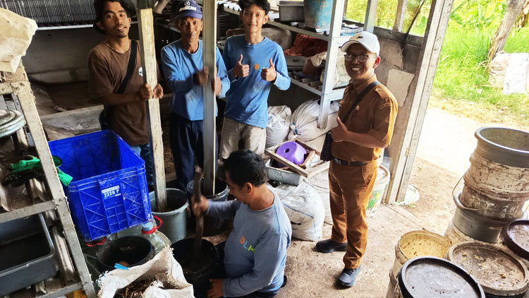 Monev Kasie Ekbang Jatihandap (Kanan) Bapak Dody Suhendi beserta tim magot - (Sumber: Krisna)