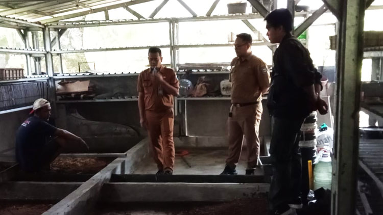 Kunjungan Plt. Camat Mandalajati Bapak Irman (kiri) ke hanggar magot - (Sumber: Krisna)