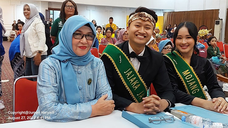 Dewan juri lomba mojang jajaka alit dan remaja sedang fokus menilai para peserta lomba - (Sumber: Arie/BJN)