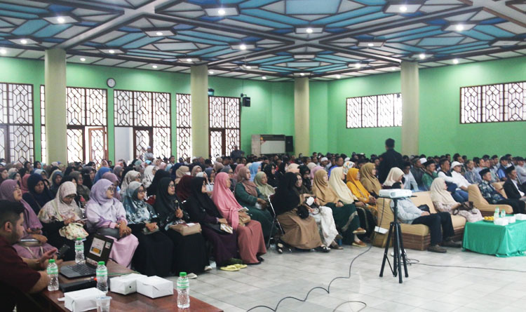Suasana acara sosialisasi Gerakan Masyarakat Hidup Sehat (Germas) yang digelar di Aula As-Salaam Indocement di Citeureup, Kabupaten Bogor pada Sabtu (20/09/2025) - (Sumber: Pers Rilis Katimker Humas & Kerja Sama Poltekkes Bandung)
