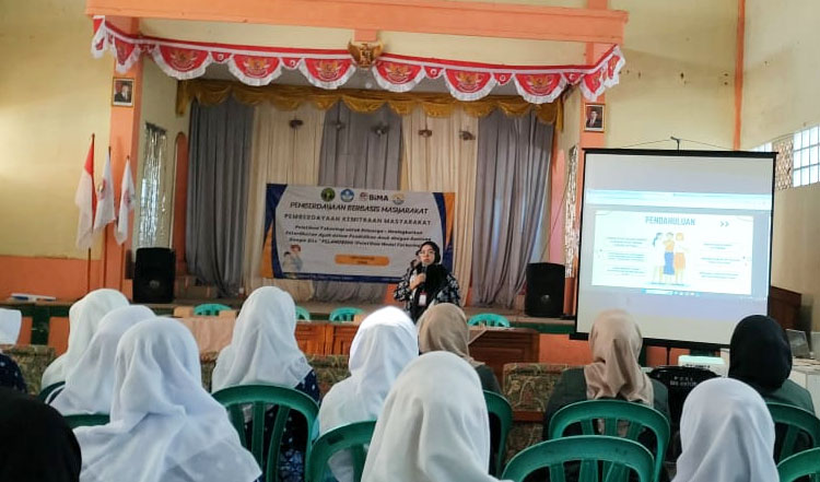 Kolaborasi dosen, mahasiswa, dan mitra masyarakat dalam Pelatihan Model Fathering (PELAMORING) menjadi langkah nyata memperkuat sinergi pendidikan keluarga