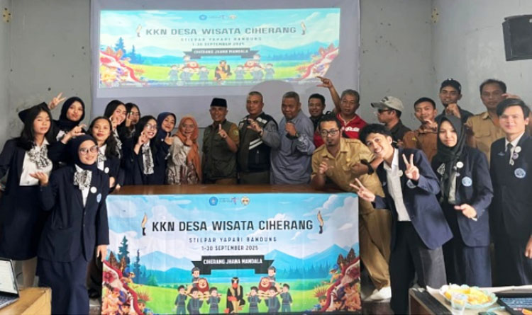 Kegiatan serah terima mahasiswa peserta KKN secara daring untuk lokasi Desa Wisata Ciherang - (Sumber: Humas STIEPAR YAPARI)