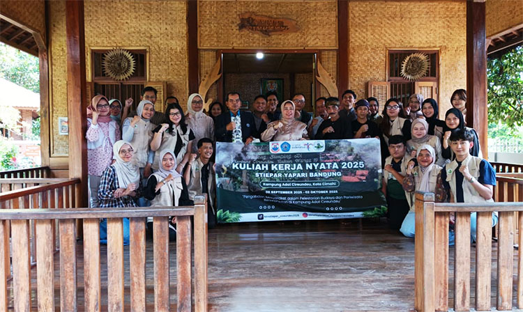 Kegiatan serah terima mahasiswa peserta KKN di Kampung Adat Cirendeu, Kelurahan Leuwigajah, Kecamatan Cimahi Selatan, Kota Cimahi - (Sumber: Humas STIEPAR YAPARI)