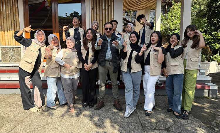 Foto bersama para mahasiswa peserta KKN di Kampung Adat Cirendeu, Kelurahan Leuwigajah, Kecamatan Cimahi Selatan, Kota Cimahi - (Sumber: Humas STIEPAR YAPARI)
