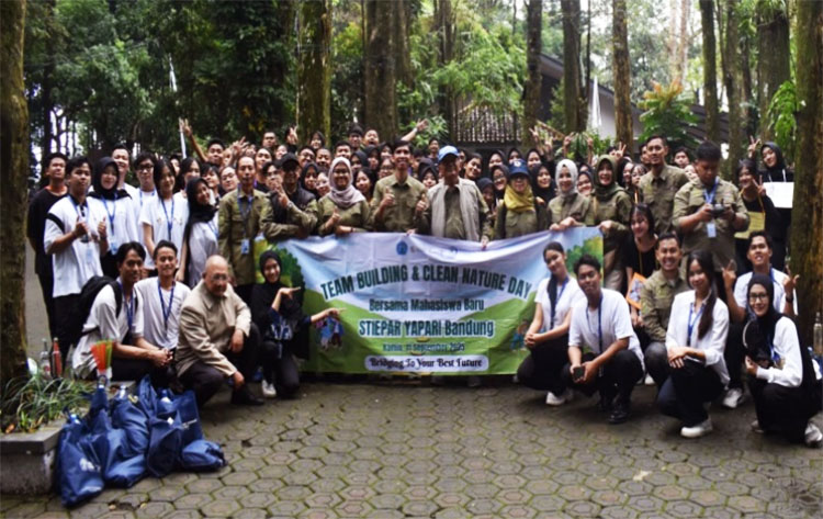 Kegiatan team building dan aksi peduli lingkungan di kawasan di kawasan Taman Hutan Raya (Tahura) Ir. H. Djuanda - (Sumber: Humas STIEPAR YAPARI)