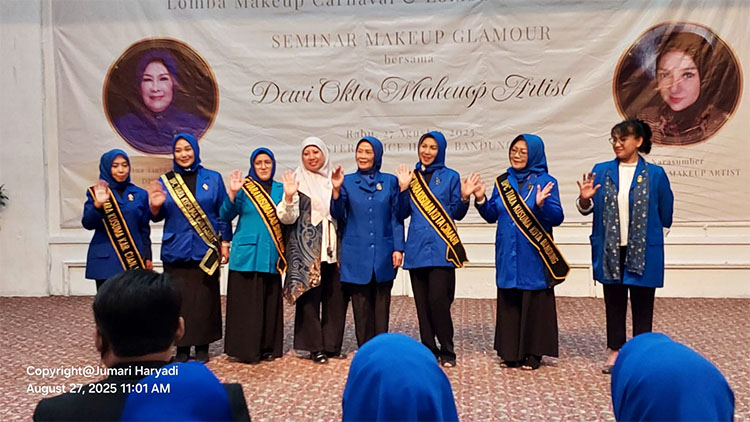 Foto bersama usai pelantikan Pengurus Tiara Kusuma Kabupaten/Kota se-Jawa Barat - (Sumber: Arie/BJN)