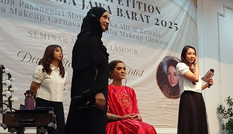 Narasumber Seminar Makeup Glamour, Dewi Okta saat menyampaikan materinya - (Sumber: Arie/BJN)
