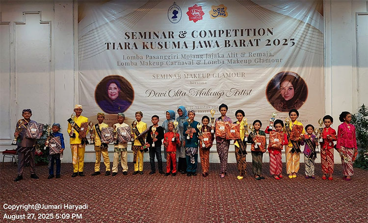 Para pemenang lomba mojang jajaka alit berfoto bersama - (Sumber: Arie/BJN)