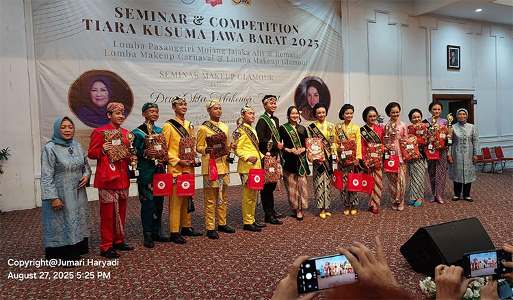 Para pemenang lomba mojang jajaka remaja berfoto bersama - (Sumber: Arie/BJN)