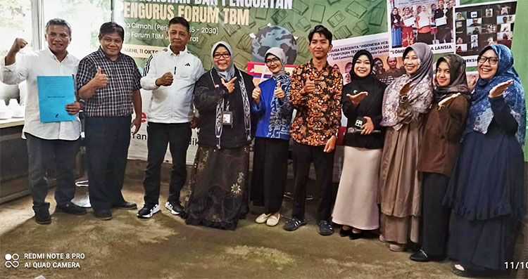 Foto bersama Pengurus dengan Ketua Wilayah Forum TBM Jawa Barat & Ketua DKKC