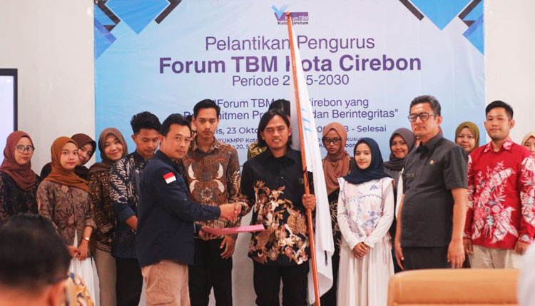 Penyerahan SK pada pengurus Daerah Forum TBM Kota.Cirebon