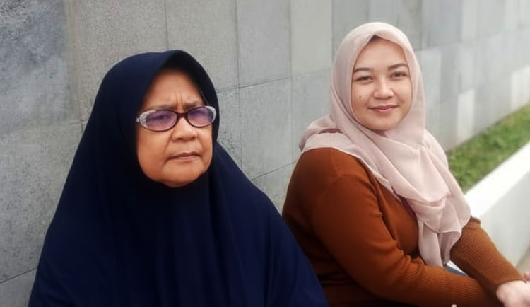 Kuasa ahli waris Raden Pertimah Rosmaja binti Mas Martapura, Tia Agustiyah (kiri) bersama Dessy (perwakilan ahli waris) saat diwawancarai awak media pada Kamis (02/10/2025) - (Sumber: JH/BJN)