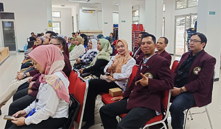 Suasana di Aula Mandalajati: Dosen Krisna Aditya (tengah) bersama Bu. Dra. Nurhayati, M.M., Kasie Pemberdayaan Masyarakat - (Sumber: Krisna/BJN)