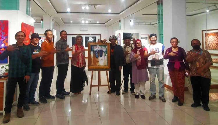 Kembang Sepatu (Keenam dari kanan) berfoto bersama anggota ASPEN dan tamu undangan - (Sumber: Joko Dwiatmoko)