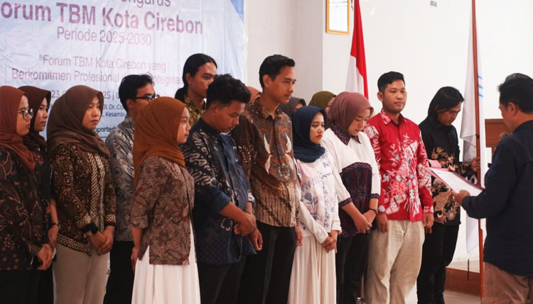 Pengucapan sumpah janji pada pada.pelantikam pengurus Daerah Forum TBM Kota Cirebon periode 2025-2030