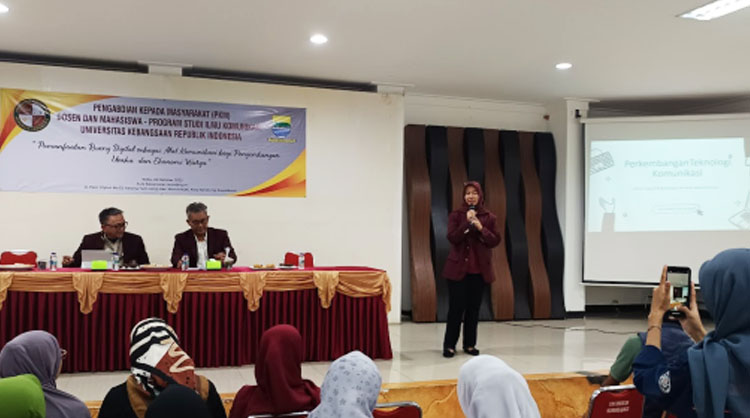 Presentasi Dosen Kaprodi Ilkom UKRI, Diny Fitriawati