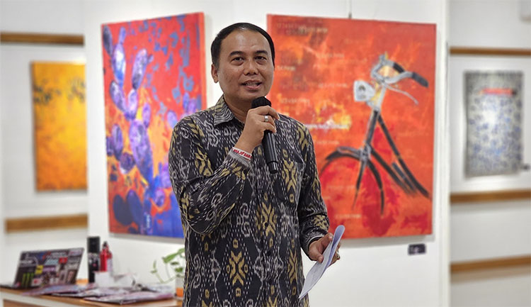 Dr. Dadam Mahdar S.Sos., M.Hum, Direktur Seni Rupa dan Seni Pertunjukan Kementerian Ekonomi Kreatif Republik Indonesia saat menyampaikan kata sambutannya - (Sumber: Kembang Sepatu)