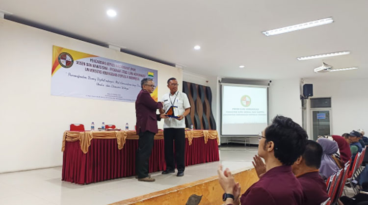 Pemberian Cinderamata UKRI oleh WR III Bapak Suhaeri kepada Kasie Ekbang Bapak Usep Dani