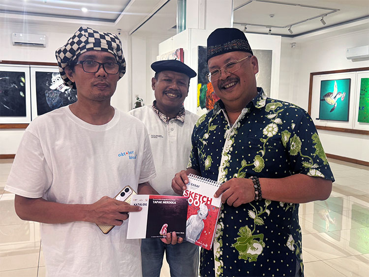 Kembang Sepatu (kiri) bersama Komjen. Pol. Prof. Dr. Chryshnanda Dwilaksana, M. Si. Kepala Lem Diklat Polri selaku Pembina Asosiasi Pelukis Nusantara (ASPEN) - (Sumber: Kembang Sepatu
