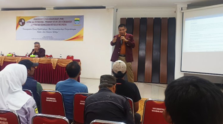 Bapak Dr. H.Eddy Wibowo, M.H., M.M., sedang memberikan motivasi kepada Warga - (Sumber: Krisna/BJN)