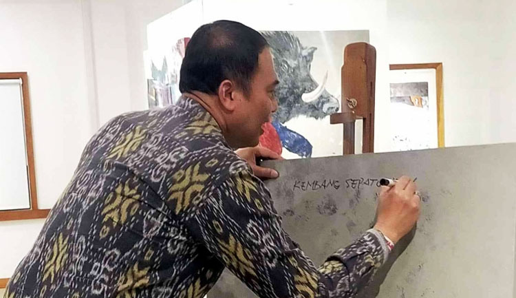 Dr. Dadam Mahdar S.Sos., M.Hum, Direktur Seni Rupa dan Seni Pertunjukan Kemkrat RI saat membuka pameran - (Sumber: Kembang Sepatu)
