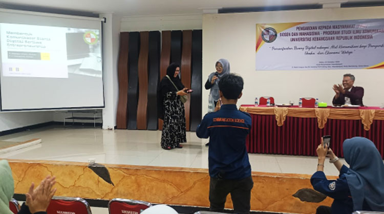 Dosen Rizqi Ghassani tengah berdialog dengan warga