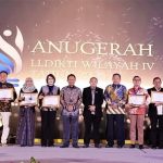 Penyerahan pengharagaan untuk beberapa kategori dan salah satunya kepada STIEPAR YAPARI Bandung