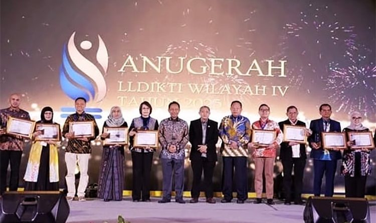 Penyerahan pengharagaan untuk beberapa kategori dan salah satunya kepada STIEPAR YAPARI Bandung