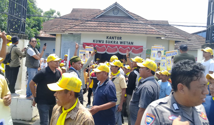 Suasana pemilihan nomor urut di depan kantor Kuwu Sukra Wetan - (Sumber: Gojali)