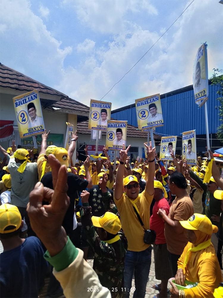 Suasana meriah para pendukung calon kuwu Wanto - (Sumber: Gojali)