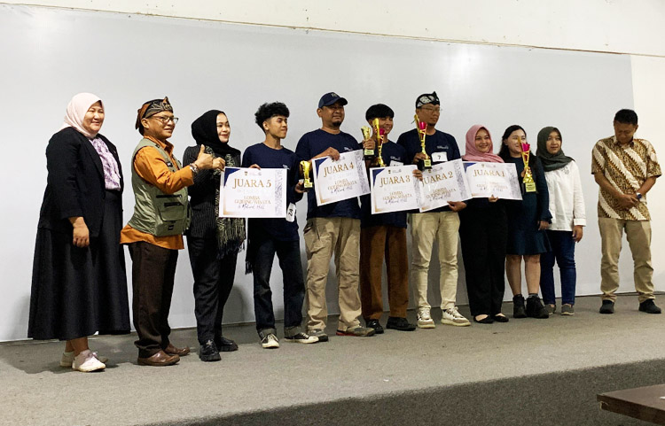 Penyerahan pengharaag untuk para juara kompetesi tour guiding di Kabupaten Bandung Barat