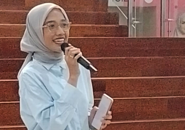 Mbak Ulfa Khairunnisa, Humas Marketing RSJP Paramartha, memperkenalan tentang Rumah Sakit Jantung Pembuluh darah Paramartha yang turut mendukung acara dengan pemeriksaan EKG kepada peserta Senam Klibsa dan memfasilitasi Ambulance selama acara berlangsung.