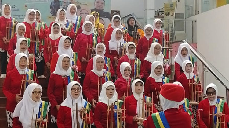 Penampilan grup Angklung Happy Sauyunan - (Sumber: Febri/BJN)
