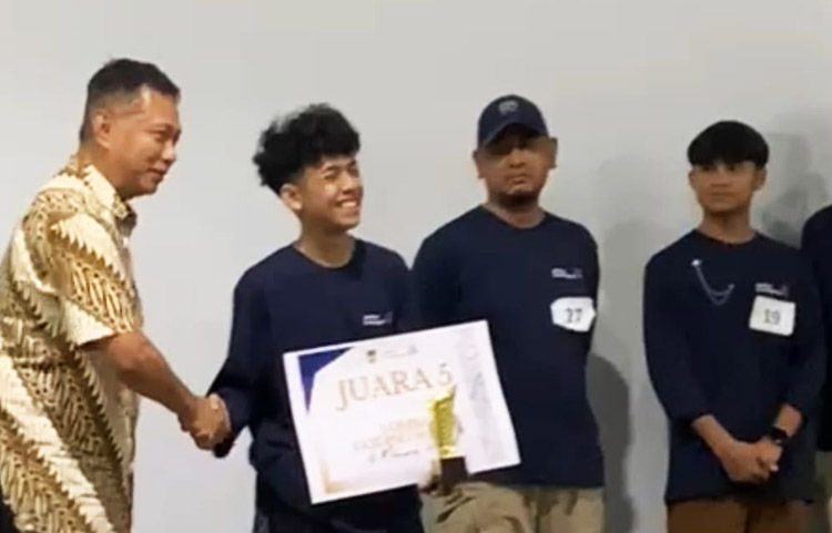 Penyerahan pengharaag untuk para juara kompetesi tour guiding di Kabupaten Bandung Barat - (Sumber: Humas STIEPAR YAPARI Bandung)