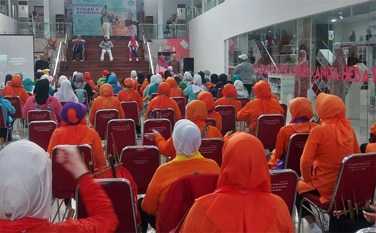 Peserta antusias mengikuti arahan instruktur senam lansia