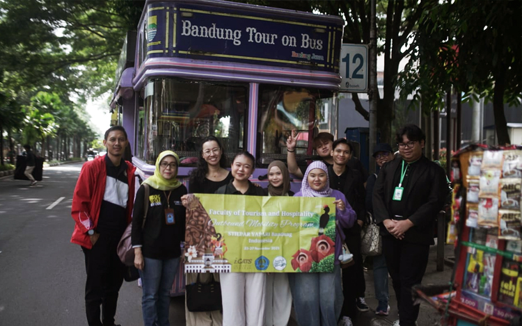 Bandung City Tour menggunakan Bandros