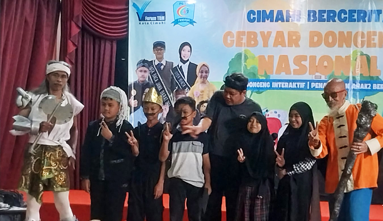 Mang Idon ( keempat dari kanan) ; Hayu Maca bersama tim, dengan bintang tamu Wiro Sableng & Kakak Kura-kura