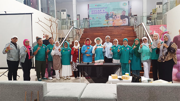 Pengurus Klibsa Pusat, foto bersama dengan Pengurus Klibsa Bandung Raya terpilih usai Pengukuhan - (Sumber: Febri/BJN)