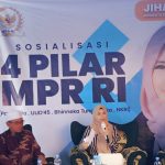 Sosialisasi empat pilar kebangsaan. Jihan Fahira di damping para tokoh masyarakat Desa Cogreg